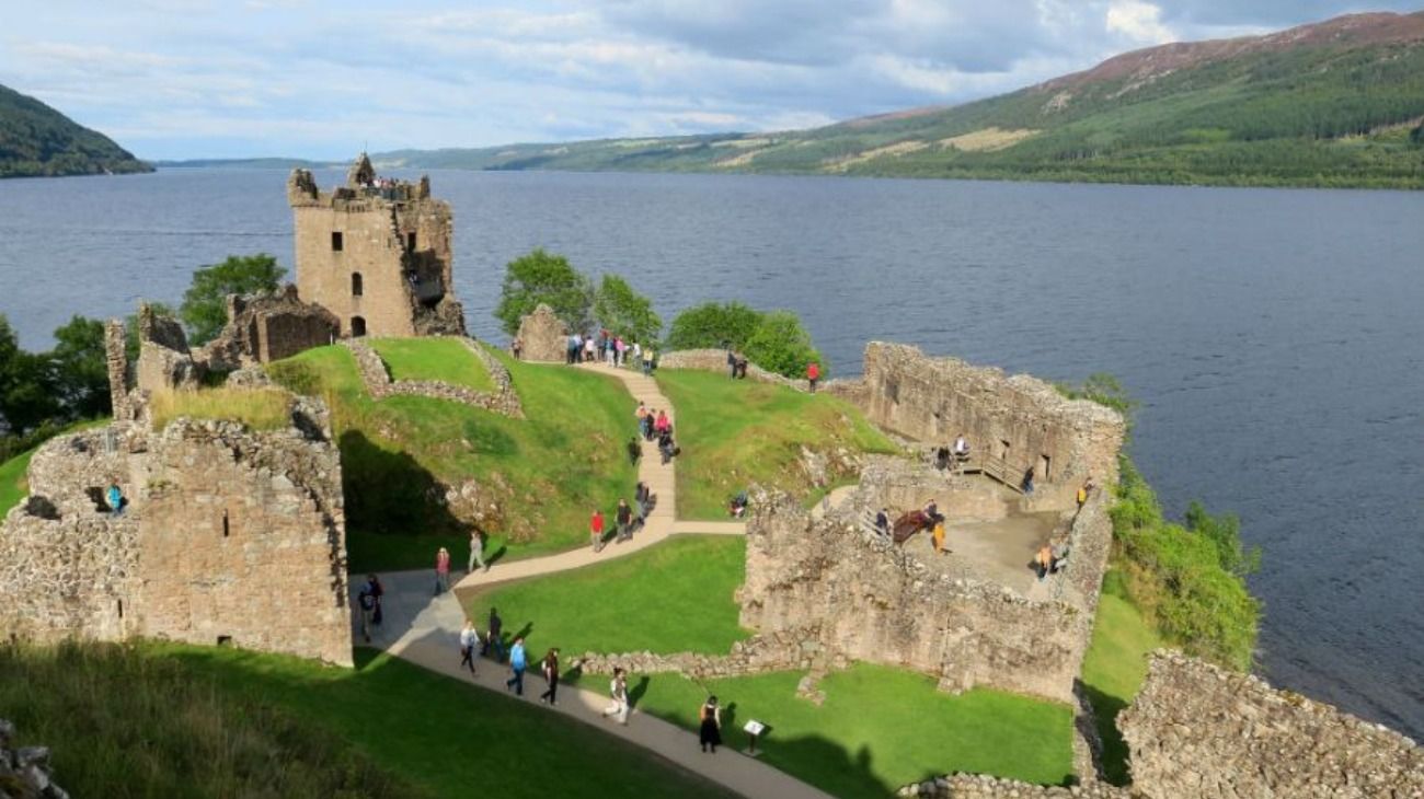 El Lago Ness en Escocia es visitado cada año por un importante número de turistas.