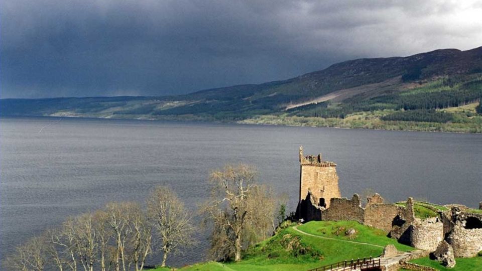 El evento organizado por Facebook plantea una convocatoria en el Lago Ness (foto) en Escocia, con el objetivo de comprobar la existencia de Nessie, un legendario monstruo que -dicen- habita esas aguas.
