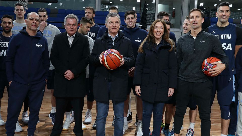 Mauricio Macri y María Eugenia Vidal visitaron un centro de alto rendimiento deportivo. La foto generó críticas.