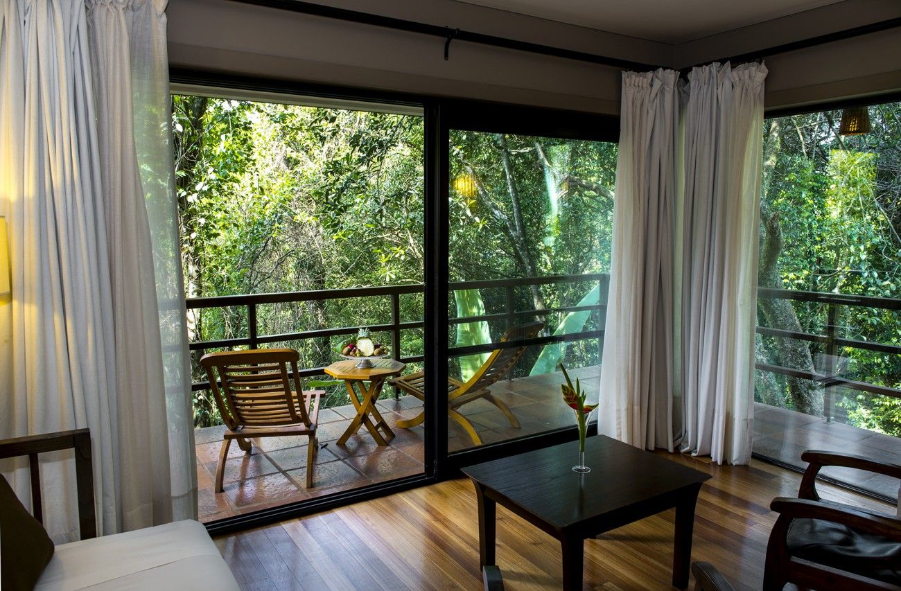 Loi Suites Iguazú se destaca por estar armoniosamente sumergido en la selva subtropical Iryapú, invitando a los huéspedes a rodearse de naturaleza y perderse en la profundidad de la selva misionera, lejos de las rutinas y el estrés.