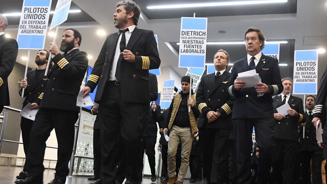 Pilot unions protest government air line policy in Aeroparque.