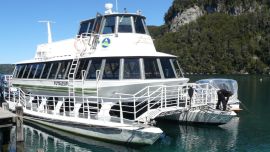 Con horarios de ida y regreso, se estableció desde el 26 de julio un servicio de catamarán gratuito especial para turistas de Bariloche a Villa La Angostura.