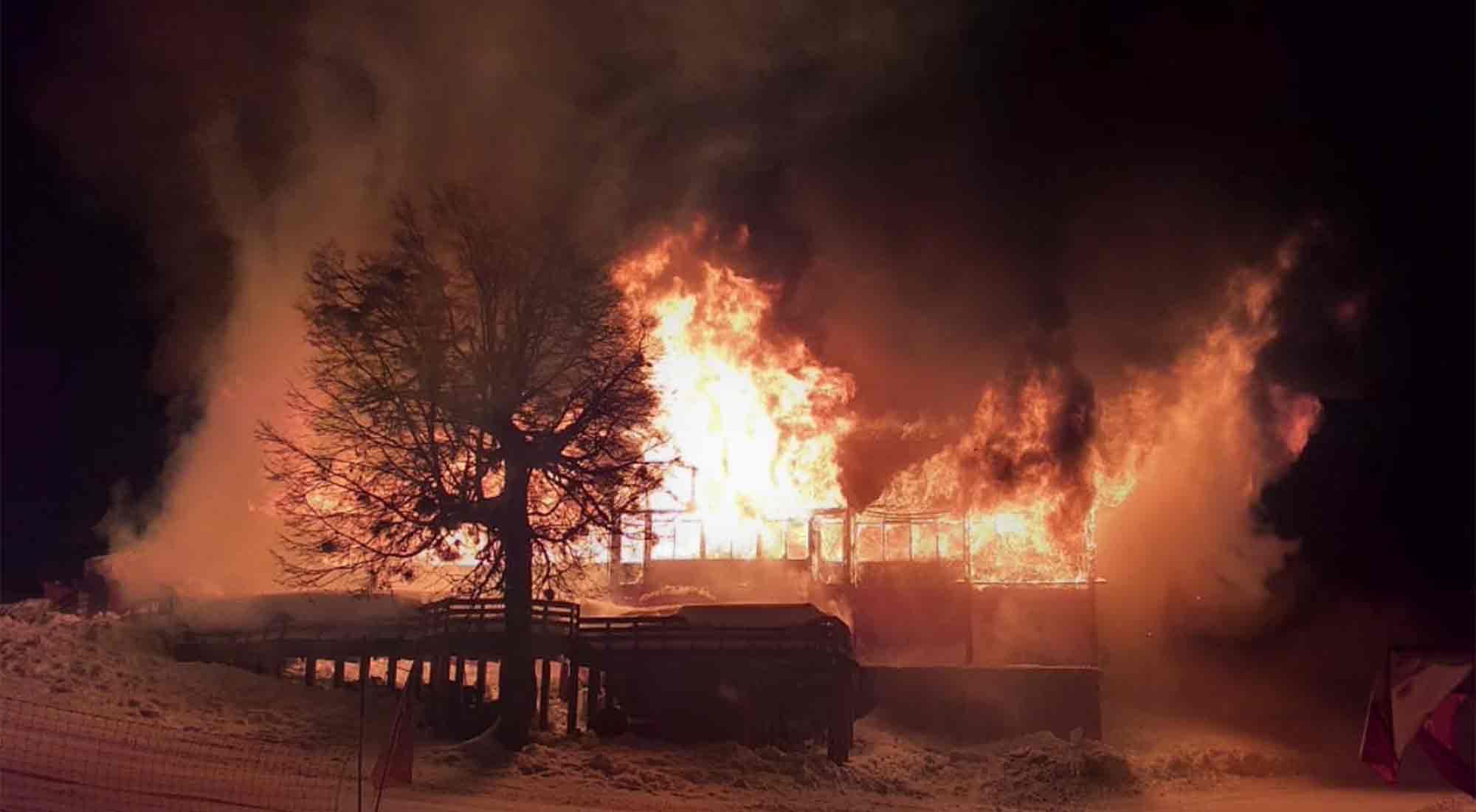 Un incendio consume por completo la Confiteria Antulauquen en cerro Chapelco