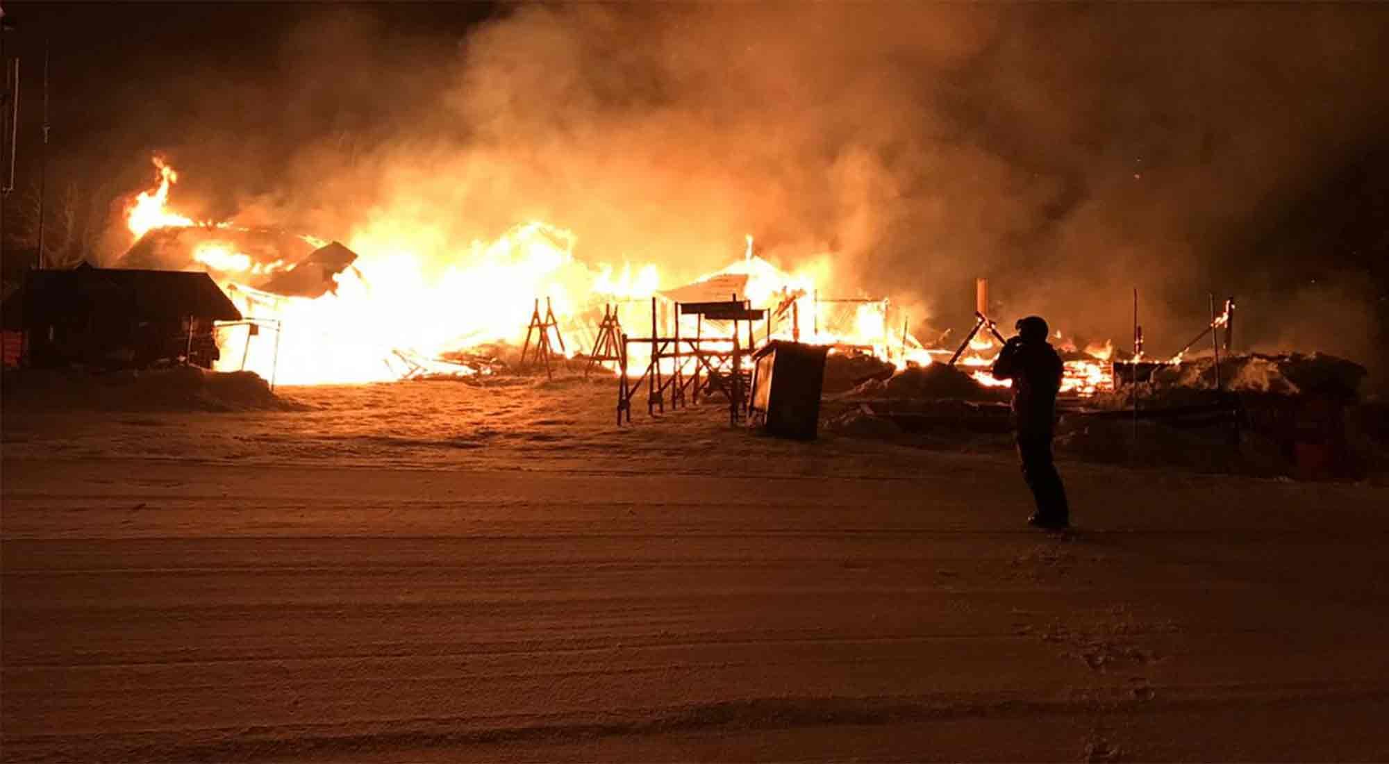 Un incendio consume por completo la Confiteria Antulauquen en cerro Chapelco