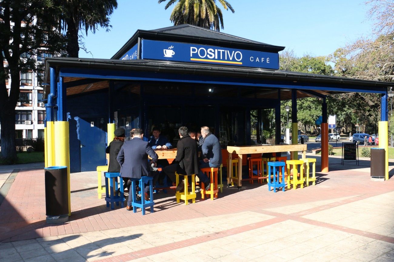 El local está ubicado en Plaza Yrigoyen, a metros del edificio municipal. El mobiliario, mesas y sillas fueron fabricados por los jóvenes con discapacidad. El lugar cuenta con menú en braille.