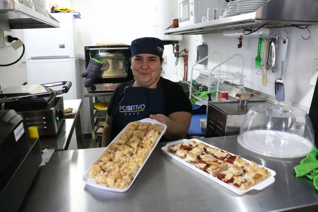 Atendido por 12 jóvenes con discapacidad, entre 18 y 40 años, abrió sus puertas “Café Positivo”, una propuesta de inclusión laboral -única en el país- impulsada por la Fundación Pertenecer y el Municipio de San Isidro. El local está ubicado en Plaza Yrigoyen, a metros del edificio municipal.