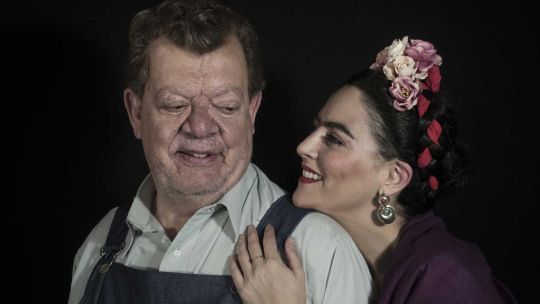 Una de las novedades estilísticas es que, a lo largo de toda la obra, los personajes se vuelven para compartir con el público sus pensamientos y confesiones.