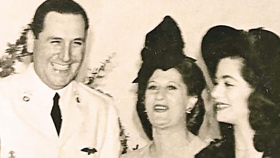 Documento. A la izquierda, la que probablemente sea la única foto de Juan Perón y su tía Mecha. Eva se llevaba muy mal con esa parte de la familia del ex presidente.