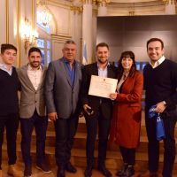 La actriz acompañó al periodista, quien recibió un reconocimiento en en la Legislatura porteña.