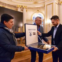 La actriz acompañó al periodista, quien recibió un reconocimiento en en la Legislatura porteña.