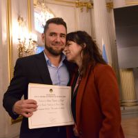 La actriz acompañó al periodista, quien recibió un reconocimiento en en la Legislatura porteña.
