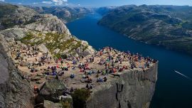 El Preikestolen es un gigantesco macizo de piedra de 604 metros de altura sobre el fiordo de Lyse, en la región de Stavanger.