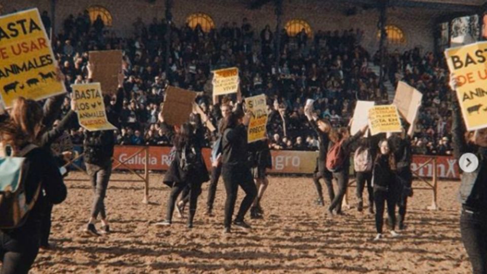 La Rural. Los manifestantes fueron "arreados" por los participantes de la exposición.