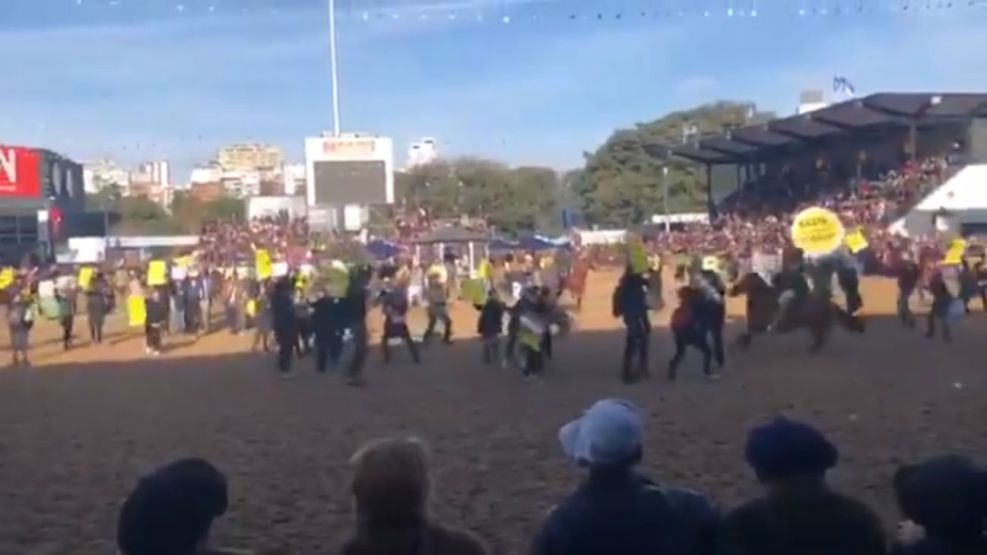 Algunos gauchos usaron a los caballos para echar a los manifestantes de la pista de La Rural.