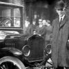 Henry Ford junto a un modelo T de 1921.