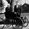 1946. Henry Ford, a bordo de su Cuadriciclo, junto a Henry Ford II, su nieto mayor.