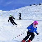Valeria Mazza y Alejandro Gravier con sus cuatro hijos, expertos esquiadores