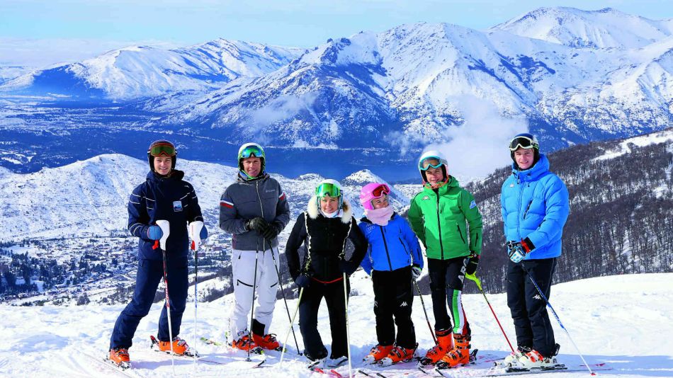 Valeria Mazza y Alejandro Gravier con sus cuatro hijos, expertos esquiadores