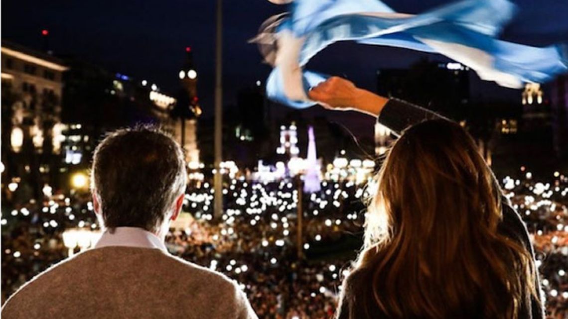 001-macri-awada-balcon-rosada