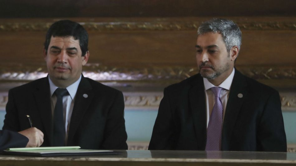 El presidente de Paraguay Mario Abdo junto a su vicepresidente, Hugo Velázquez.