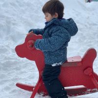 El hijo del Chato Prada y Lourdes Sánchez conoció la nieve por primera vez