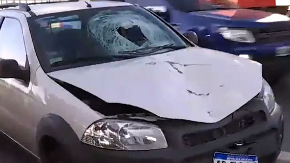 El vehiculo que impactó al hombre que quiso cruzar la Panamericana.