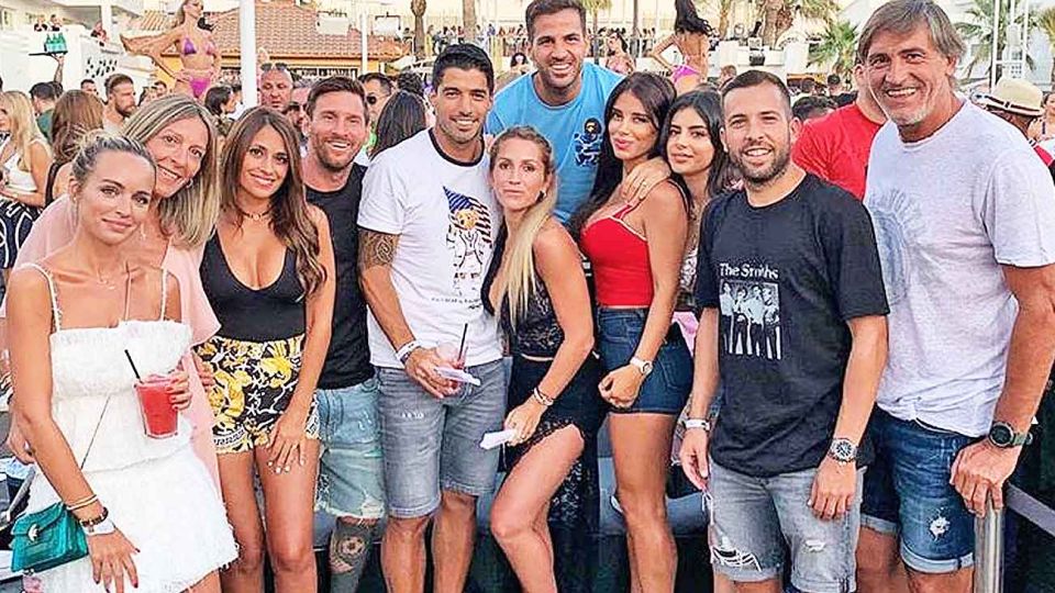 El grupo que salió por las noches: Messi y Antonella; Luis Suárez y su mujer, Sofía; Fábregas con Daniella Semaan y Jordi Alba con su pareja, Romarey Ventura.