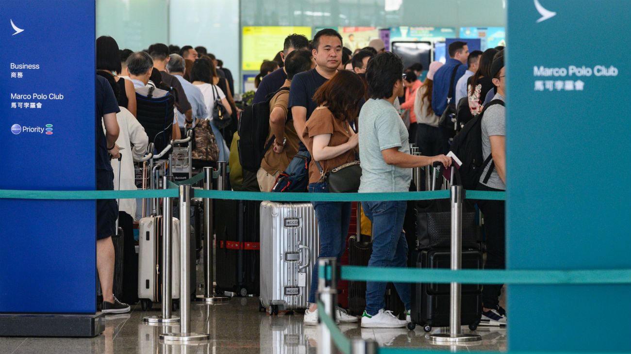 En el aeropuerto de Hong Kong más de un centenar de vuelos resultaron cancelados.