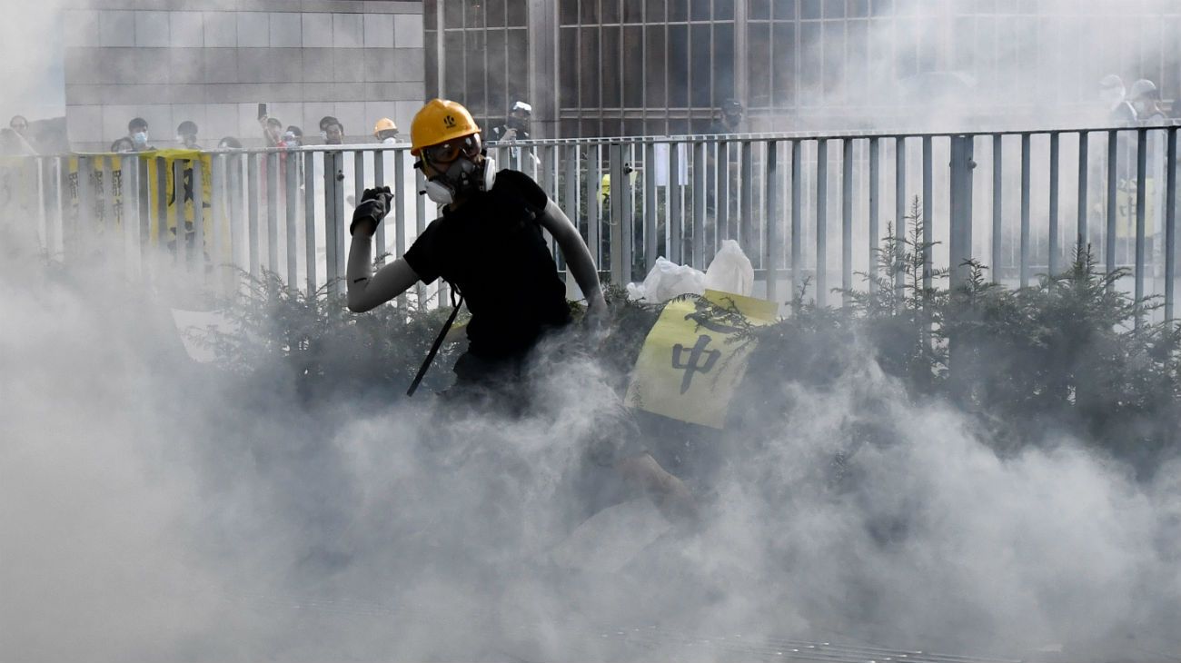 La policía lanzó gases lacrimógenos contra los manifestantes.