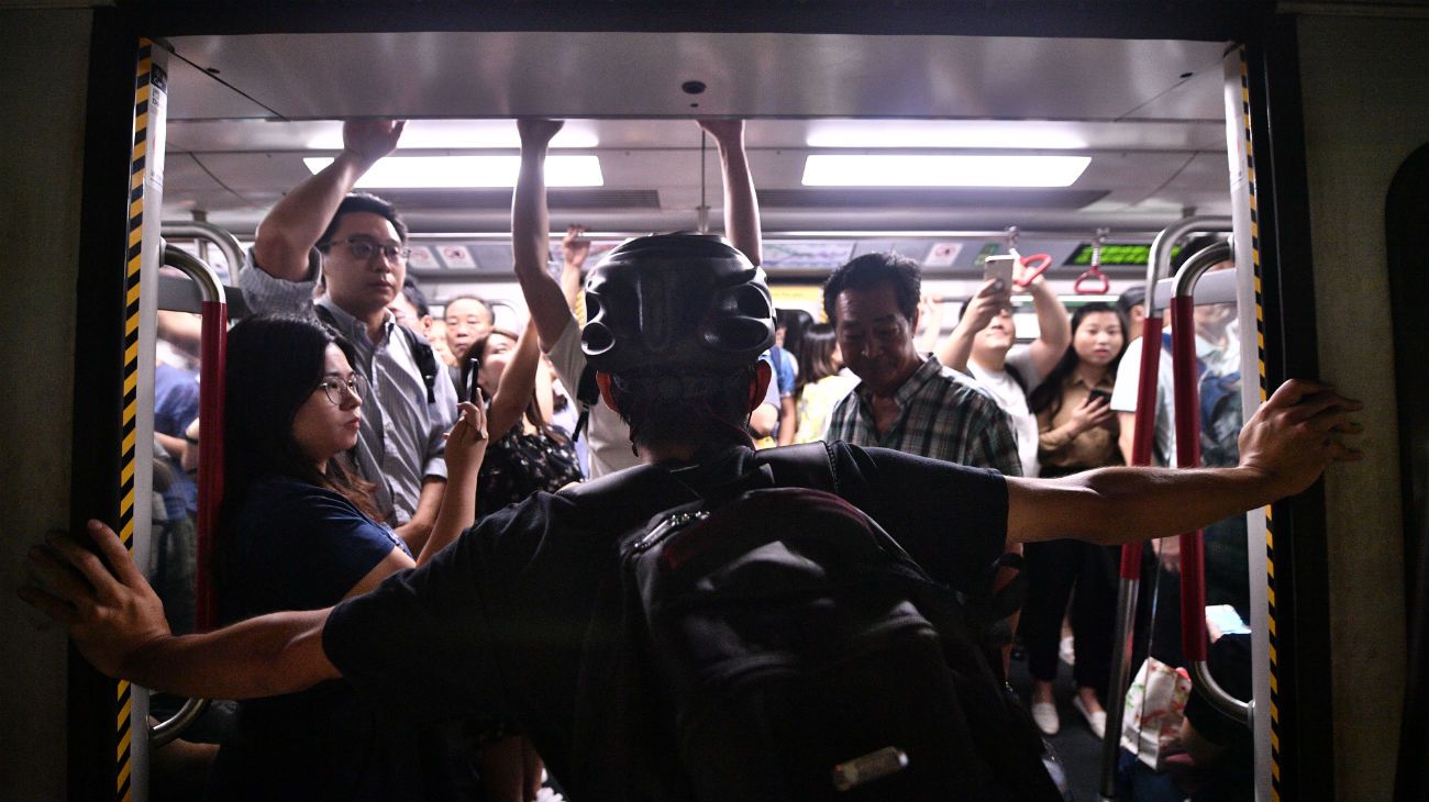 Los manifestantes impidieron la circulación del subte bloqueando las puertas.