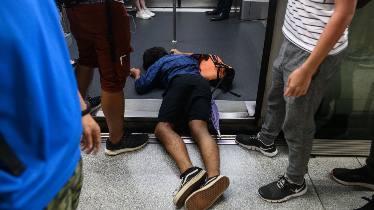 Los manifestantes impidieron la circulación del subte bloqueando las puertas.