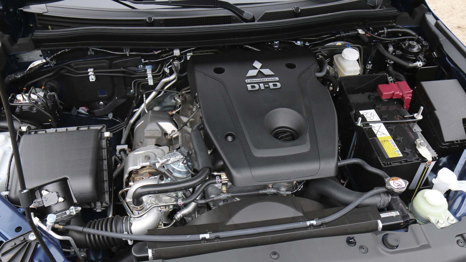 Mitsubishi l200 двигатель. L200 Mitsubishi двигатель 2.5 дизель. Мотор для Митсубиси l200. Двигатель Mitsubishi l200. Mitsubishi l200 подкапотное.