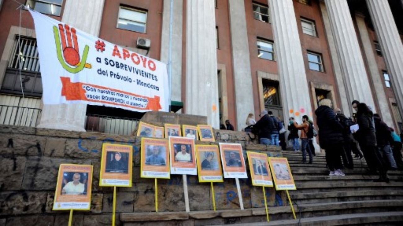 Carteles de apoyo a las víctimas en el ingreso a los Tribunales de Mendoza.