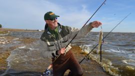 El uso de waders nos permite ganar unos metros a las orillas y pescar a flote gozando de la proximidad de los piques en el ámbito del pez, o bien meter el plomo más adentro.