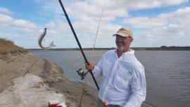 En barrancas conviene alejarse y contar con terreno para acompañar las boyas o el arrastre de la línea de fondo.