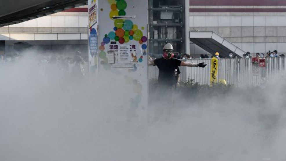 La policía lanzó gases lacrimógenos a los manifestantes en Hong Kong.