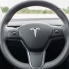 Tesla incrementará la participación de material sintético en los volantes de los modelos 3 e Y.