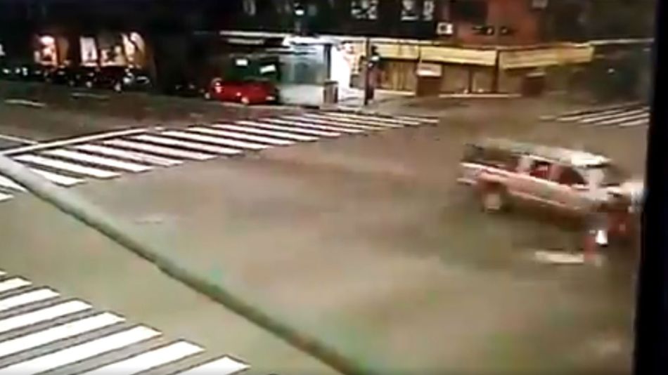El repartidor murió al ser embestido por la camioneta.