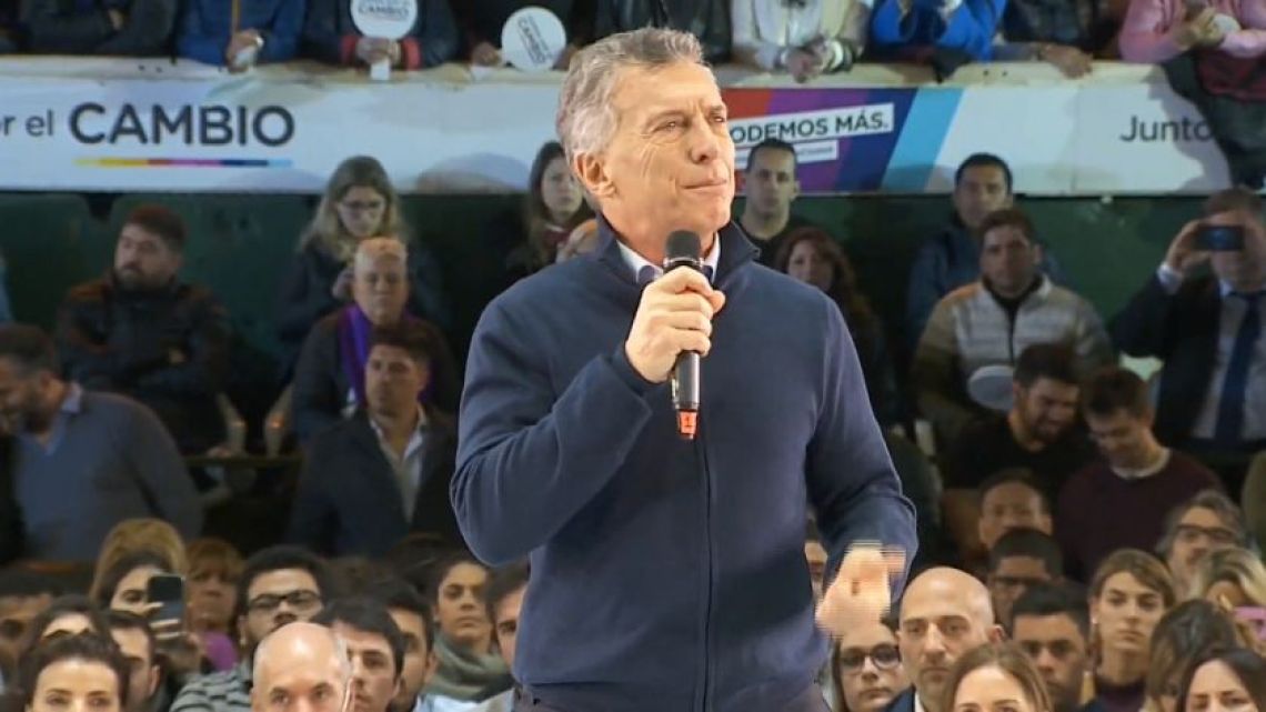 Mauricio Macri speaks during the closing of the Juntos por el Cambio campaign in the capital. 