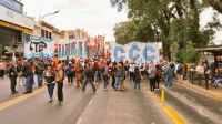 El Movimeinto Evita, CCC, Barrios de Pie, CTEP y Frente Darío-Santillán, entre otras organizaciones participan de la marcha.