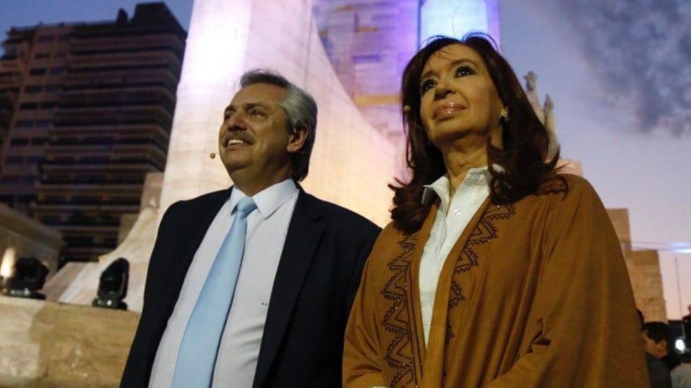 Alberto Fernández y Cristina Kirchner cerraron su campaña en el Monumento a la Bandera en Rosario.