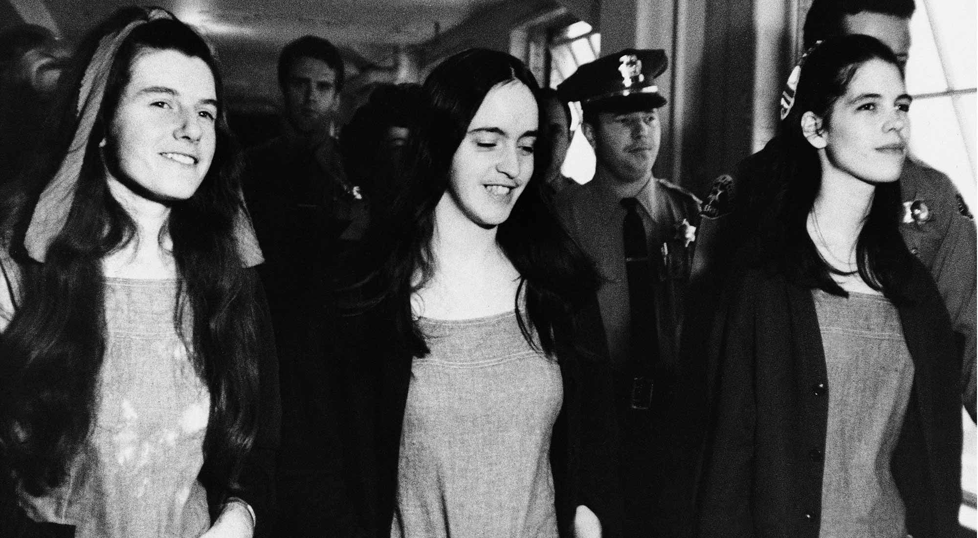 Susan Denise Atkins; Patricia Krenwinkel y Leslie Van Houten durante el juicio. 