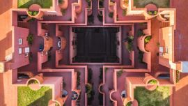 Dos conceptos muy de moda: la arquitectura simétrica y la fotografía a vista de pájaro que ha popularizado la tecnología drone.