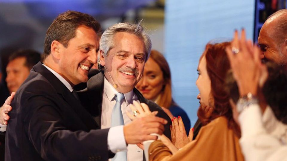 Sergio Massa se acercó a saludar a Cristina Fernández de Kirchner de la mano de Alberto Fernández.