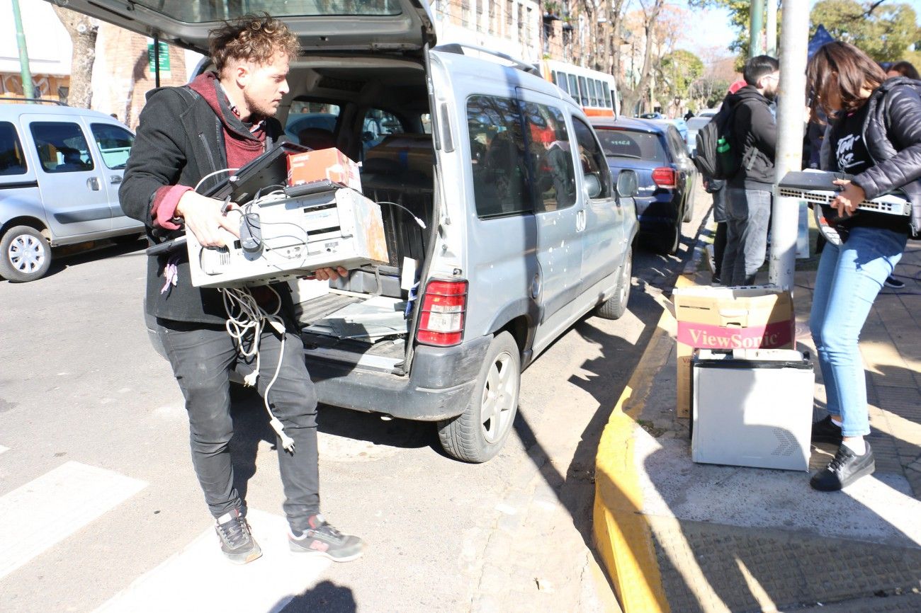 Teniendo en cuenta que el problema se ha convertido en uno de los mayores conflictos ambientales en todo el mundo, el Municipio trabaja en conjunto con la Fundación Equidad para que estos residuos informáticos sean reciclados a través de métodos eficaces y seguros.