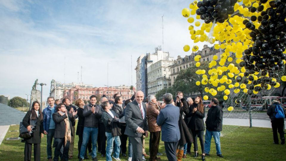 José Luis Espert soltó globos frente a la Casa Rosada
