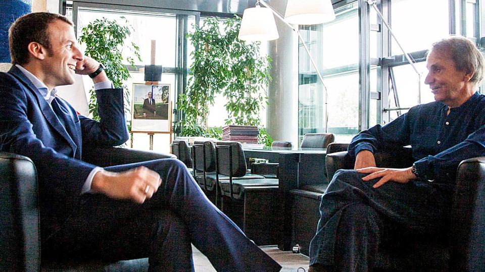 Macron y Houellebecq. El escritor recibió la Legión de Honor de Francia.