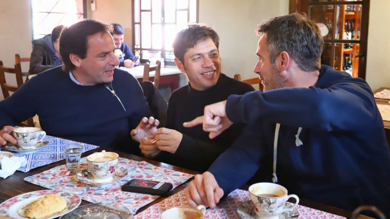 Axel Kicillof desayunó con el intendente de Escobar, Ariel Sujarchuk, y el postulante a intendente de Pilar, Federico Achaval.