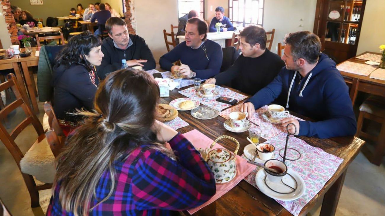 Axel Kicillof desayunó con el intendente de Escobar, Ariel Sujarchuk, y el postulante a intendente de Pilar, Federico Achaval.