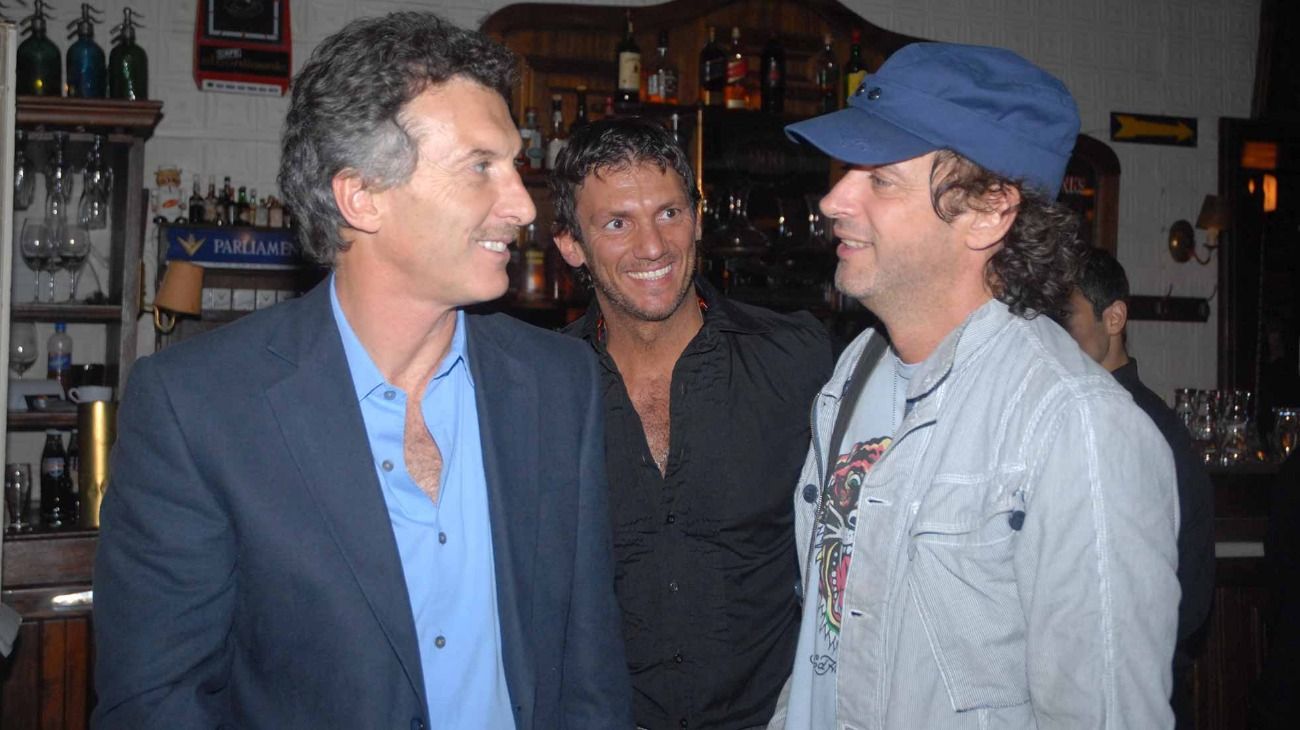 Gustavo Cerati junto a Mauricio Macri. 